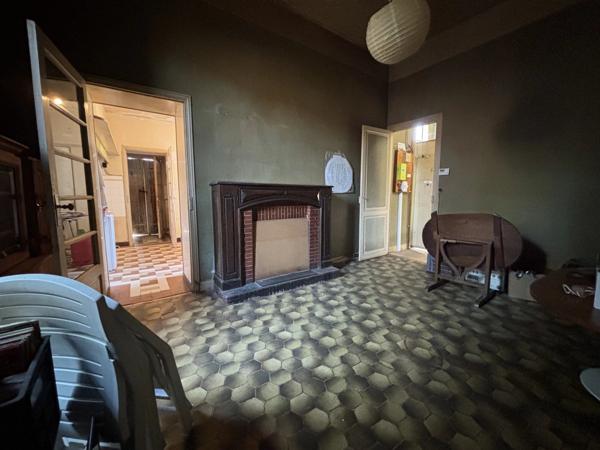Grande maison de caractère à rénover entièrement, située dans un cadre paisible