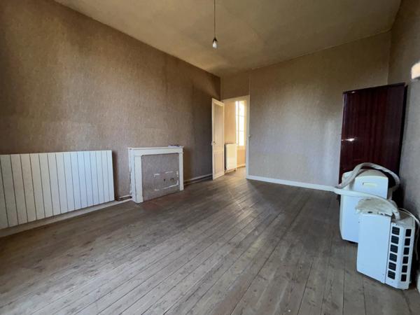 Grande maison de caractère à rénover entièrement, située dans un cadre paisible