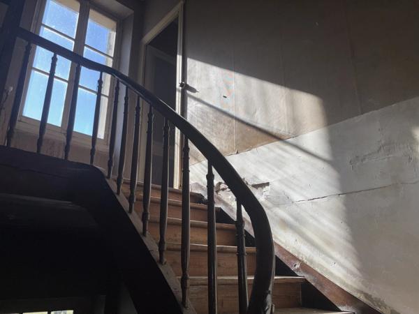 Grande maison de caractère à rénover entièrement, située dans un cadre paisible