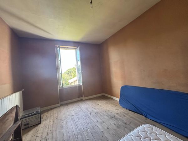 Grande maison de caractère à rénover entièrement, située dans un cadre paisible