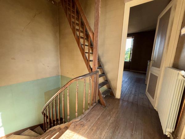 Grande maison de caractère à rénover entièrement, située dans un cadre paisible