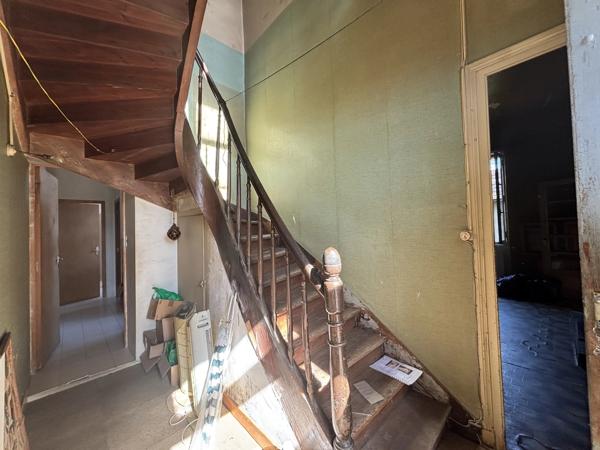 Grande maison de caractère à rénover entièrement, située dans un cadre paisible