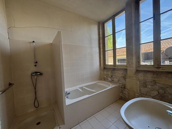 Grande maison de caractère à rénover entièrement, située dans un cadre paisible