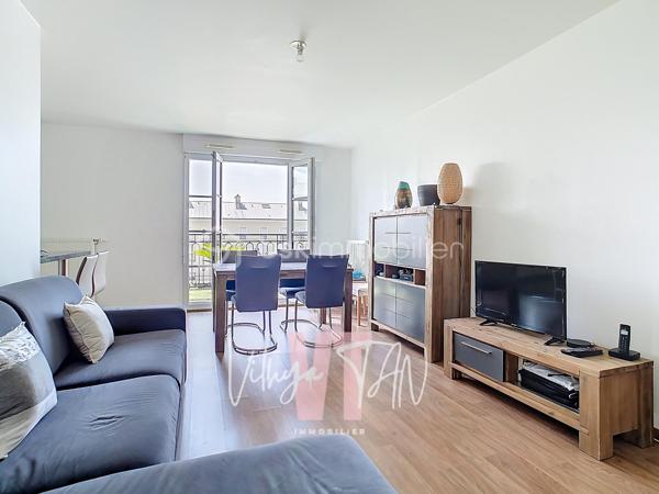 ***PRENEZ DE LA HAUTEUR - RESIDENCE DE STANDING***

Au cœur du quartier préférentiel de SERRIS, à proximité du VAL D'EUROPE, dans une résidence de standing totalement sécurisée avec des prestations RARES (régisseur, salle de sport), venez découvrir cet appartement au 3ème et DERNIER ÉTAGE.

Cet appartement propose dans son coin jour : une entrée avec rangement, une pièce de vie LUMINEUSE et CALME, un accès à un BALCON, une cuisine aménagée et équipée.
Son coin nuit amène à 2 chambres avec placards, des WC séparés, une salle de bains équipée.

Une place de parking sous-sol complète l'ensemble.

Faites le choix d'un bon emplacement, d'une résidence appréciée, d'un appartement en dernier étage, d'un cadre unique à SERRIS. 

A vos agendas pour une visite….
