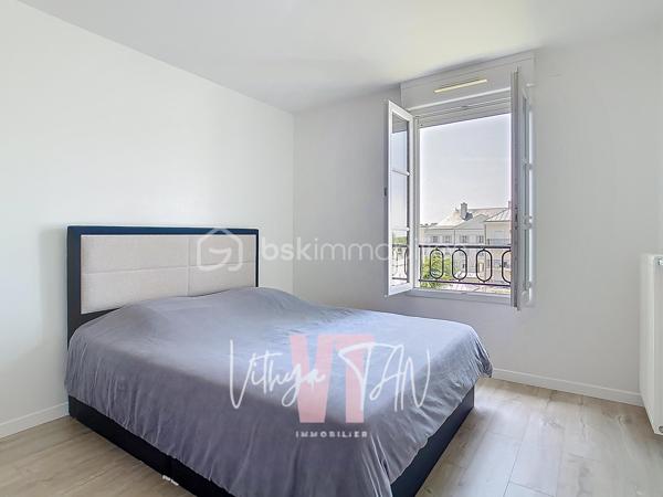 ***PRENEZ DE LA HAUTEUR - RESIDENCE DE STANDING***

Au cœur du quartier préférentiel de SERRIS, à proximité du VAL D'EUROPE, dans une résidence de standing totalement sécurisée avec des prestations RARES (régisseur, salle de sport), venez découvrir cet appartement au 3ème et DERNIER ÉTAGE.

Cet appartement propose dans son coin jour : une entrée avec rangement, une pièce de vie LUMINEUSE et CALME, un accès à un BALCON, une cuisine aménagée et équipée.
Son coin nuit amène à 2 chambres avec placards, des WC séparés, une salle de bains équipée.

Une place de parking sous-sol complète l'ensemble.

Faites le choix d'un bon emplacement, d'une résidence appréciée, d'un appartement en dernier étage, d'un cadre unique à SERRIS. 

A vos agendas pour une visite….