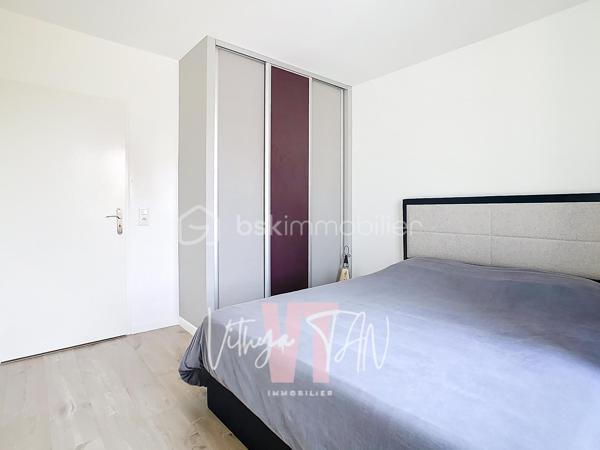 ***PRENEZ DE LA HAUTEUR - RESIDENCE DE STANDING***

Au cœur du quartier préférentiel de SERRIS, à proximité du VAL D'EUROPE, dans une résidence de standing totalement sécurisée avec des prestations RARES (régisseur, salle de sport), venez découvrir cet appartement au 3ème et DERNIER ÉTAGE.

Cet appartement propose dans son coin jour : une entrée avec rangement, une pièce de vie LUMINEUSE et CALME, un accès à un BALCON, une cuisine aménagée et équipée.
Son coin nuit amène à 2 chambres avec placards, des WC séparés, une salle de bains équipée.

Une place de parking sous-sol complète l'ensemble.

Faites le choix d'un bon emplacement, d'une résidence appréciée, d'un appartement en dernier étage, d'un cadre unique à SERRIS. 

A vos agendas pour une visite….