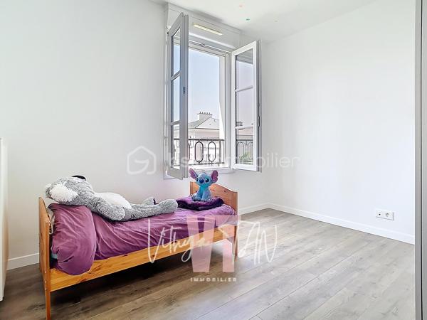 ***PRENEZ DE LA HAUTEUR - RESIDENCE DE STANDING***

Au cœur du quartier préférentiel de SERRIS, à proximité du VAL D'EUROPE, dans une résidence de standing totalement sécurisée avec des prestations RARES (régisseur, salle de sport), venez découvrir cet appartement au 3ème et DERNIER ÉTAGE.

Cet appartement propose dans son coin jour : une entrée avec rangement, une pièce de vie LUMINEUSE et CALME, un accès à un BALCON, une cuisine aménagée et équipée.
Son coin nuit amène à 2 chambres avec placards, des WC séparés, une salle de bains équipée.

Une place de parking sous-sol complète l'ensemble.

Faites le choix d'un bon emplacement, d'une résidence appréciée, d'un appartement en dernier étage, d'un cadre unique à SERRIS. 

A vos agendas pour une visite….