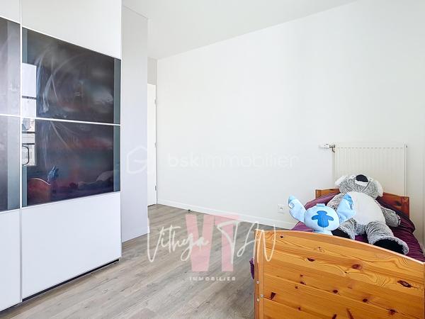 ***PRENEZ DE LA HAUTEUR - RESIDENCE DE STANDING***

Au cœur du quartier préférentiel de SERRIS, à proximité du VAL D'EUROPE, dans une résidence de standing totalement sécurisée avec des prestations RARES (régisseur, salle de sport), venez découvrir cet appartement au 3ème et DERNIER ÉTAGE.

Cet appartement propose dans son coin jour : une entrée avec rangement, une pièce de vie LUMINEUSE et CALME, un accès à un BALCON, une cuisine aménagée et équipée.
Son coin nuit amène à 2 chambres avec placards, des WC séparés, une salle de bains équipée.

Une place de parking sous-sol complète l'ensemble.

Faites le choix d'un bon emplacement, d'une résidence appréciée, d'un appartement en dernier étage, d'un cadre unique à SERRIS. 

A vos agendas pour une visite….