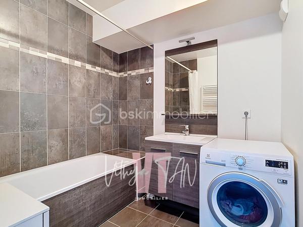 ***PRENEZ DE LA HAUTEUR - RESIDENCE DE STANDING***

Au cœur du quartier préférentiel de SERRIS, à proximité du VAL D'EUROPE, dans une résidence de standing totalement sécurisée avec des prestations RARES (régisseur, salle de sport), venez découvrir cet appartement au 3ème et DERNIER ÉTAGE.

Cet appartement propose dans son coin jour : une entrée avec rangement, une pièce de vie LUMINEUSE et CALME, un accès à un BALCON, une cuisine aménagée et équipée.
Son coin nuit amène à 2 chambres avec placards, des WC séparés, une salle de bains équipée.

Une place de parking sous-sol complète l'ensemble.

Faites le choix d'un bon emplacement, d'une résidence appréciée, d'un appartement en dernier étage, d'un cadre unique à SERRIS. 

A vos agendas pour une visite….