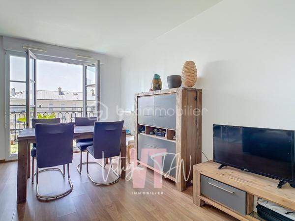 ***PRENEZ DE LA HAUTEUR - RESIDENCE DE STANDING***

Au cœur du quartier préférentiel de SERRIS, à proximité du VAL D'EUROPE, dans une résidence de standing totalement sécurisée avec des prestations RARES (régisseur, salle de sport), venez découvrir cet appartement au 3ème et DERNIER ÉTAGE.

Cet appartement propose dans son coin jour : une entrée avec rangement, une pièce de vie LUMINEUSE et CALME, un accès à un BALCON, une cuisine aménagée et équipée.
Son coin nuit amène à 2 chambres avec placards, des WC séparés, une salle de bains équipée.

Une place de parking sous-sol complète l'ensemble.

Faites le choix d'un bon emplacement, d'une résidence appréciée, d'un appartement en dernier étage, d'un cadre unique à SERRIS. 

A vos agendas pour une visite….