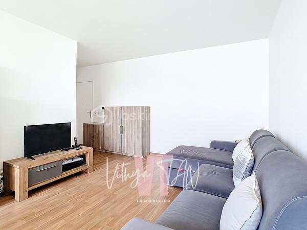 ***PRENEZ DE LA HAUTEUR - RESIDENCE DE STANDING***

Au cœur du quartier préférentiel de SERRIS, à proximité du VAL D'EUROPE, dans une résidence de standing totalement sécurisée avec des prestations RARES (régisseur, salle de sport), venez découvrir cet appartement au 3ème et DERNIER ÉTAGE.

Cet appartement propose dans son coin jour : une entrée avec rangement, une pièce de vie LUMINEUSE et CALME, un accès à un BALCON, une cuisine aménagée et équipée.
Son coin nuit amène à 2 chambres avec placards, des WC séparés, une salle de bains équipée.

Une place de parking sous-sol complète l'ensemble.

Faites le choix d'un bon emplacement, d'une résidence appréciée, d'un appartement en dernier étage, d'un cadre unique à SERRIS. 

A vos agendas pour une visite….