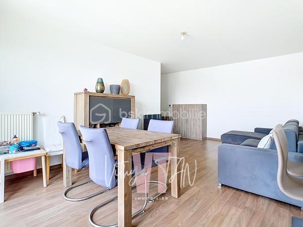 ***PRENEZ DE LA HAUTEUR - RESIDENCE DE STANDING***

Au cœur du quartier préférentiel de SERRIS, à proximité du VAL D'EUROPE, dans une résidence de standing totalement sécurisée avec des prestations RARES (régisseur, salle de sport), venez découvrir cet appartement au 3ème et DERNIER ÉTAGE.

Cet appartement propose dans son coin jour : une entrée avec rangement, une pièce de vie LUMINEUSE et CALME, un accès à un BALCON, une cuisine aménagée et équipée.
Son coin nuit amène à 2 chambres avec placards, des WC séparés, une salle de bains équipée.

Une place de parking sous-sol complète l'ensemble.

Faites le choix d'un bon emplacement, d'une résidence appréciée, d'un appartement en dernier étage, d'un cadre unique à SERRIS. 

A vos agendas pour une visite….