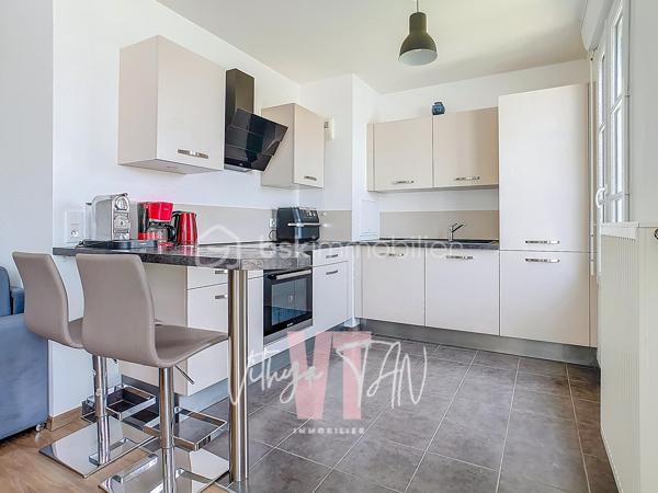 ***PRENEZ DE LA HAUTEUR - RESIDENCE DE STANDING***

Au cœur du quartier préférentiel de SERRIS, à proximité du VAL D'EUROPE, dans une résidence de standing totalement sécurisée avec des prestations RARES (régisseur, salle de sport), venez découvrir cet appartement au 3ème et DERNIER ÉTAGE.

Cet appartement propose dans son coin jour : une entrée avec rangement, une pièce de vie LUMINEUSE et CALME, un accès à un BALCON, une cuisine aménagée et équipée.
Son coin nuit amène à 2 chambres avec placards, des WC séparés, une salle de bains équipée.

Une place de parking sous-sol complète l'ensemble.

Faites le choix d'un bon emplacement, d'une résidence appréciée, d'un appartement en dernier étage, d'un cadre unique à SERRIS. 

A vos agendas pour une visite….