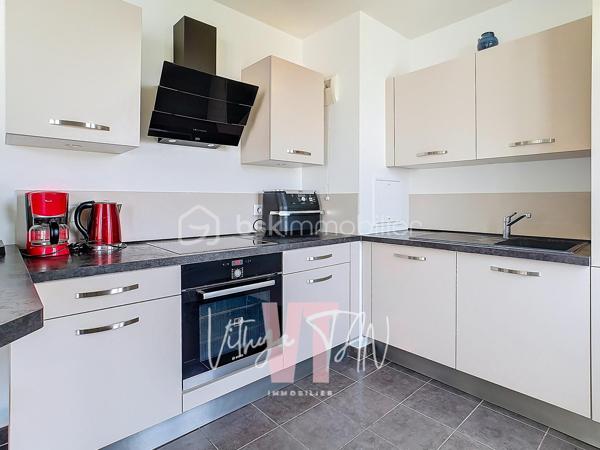 ***PRENEZ DE LA HAUTEUR - RESIDENCE DE STANDING***

Au cœur du quartier préférentiel de SERRIS, à proximité du VAL D'EUROPE, dans une résidence de standing totalement sécurisée avec des prestations RARES (régisseur, salle de sport), venez découvrir cet appartement au 3ème et DERNIER ÉTAGE.

Cet appartement propose dans son coin jour : une entrée avec rangement, une pièce de vie LUMINEUSE et CALME, un accès à un BALCON, une cuisine aménagée et équipée.
Son coin nuit amène à 2 chambres avec placards, des WC séparés, une salle de bains équipée.

Une place de parking sous-sol complète l'ensemble.

Faites le choix d'un bon emplacement, d'une résidence appréciée, d'un appartement en dernier étage, d'un cadre unique à SERRIS. 

A vos agendas pour une visite….