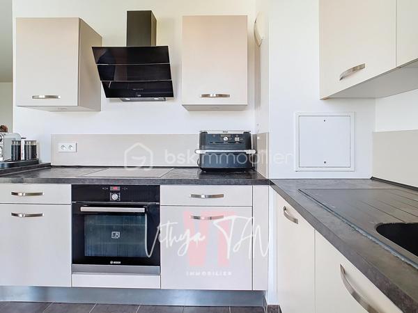 ***PRENEZ DE LA HAUTEUR - RESIDENCE DE STANDING***

Au cœur du quartier préférentiel de SERRIS, à proximité du VAL D'EUROPE, dans une résidence de standing totalement sécurisée avec des prestations RARES (régisseur, salle de sport), venez découvrir cet appartement au 3ème et DERNIER ÉTAGE.

Cet appartement propose dans son coin jour : une entrée avec rangement, une pièce de vie LUMINEUSE et CALME, un accès à un BALCON, une cuisine aménagée et équipée.
Son coin nuit amène à 2 chambres avec placards, des WC séparés, une salle de bains équipée.

Une place de parking sous-sol complète l'ensemble.

Faites le choix d'un bon emplacement, d'une résidence appréciée, d'un appartement en dernier étage, d'un cadre unique à SERRIS. 

A vos agendas pour une visite….