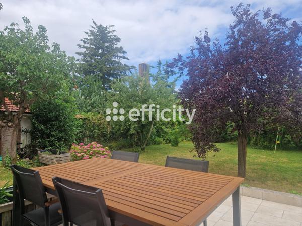 Maison
         5 pièces
        - 105 m² Exclusivité 520 000 € *
