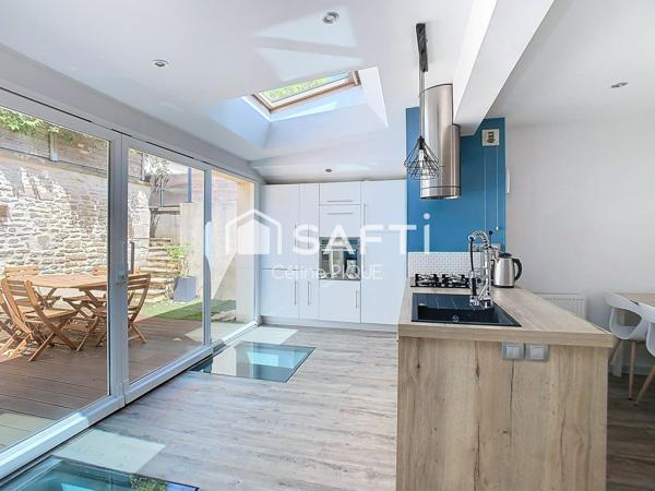 Maison de ville rénovée avec terrasse et balcon