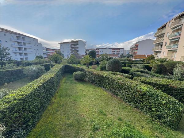 Saint-Raphaël centre- Appartement 2 pièces avec large terrasse sud vue dégagée-cave et garage !