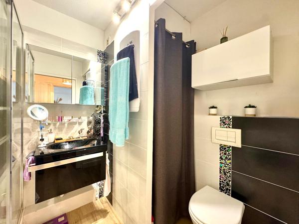 Saint-Raphaël centre- Appartement 2 pièces avec large terrasse sud vue dégagée-cave et garage !