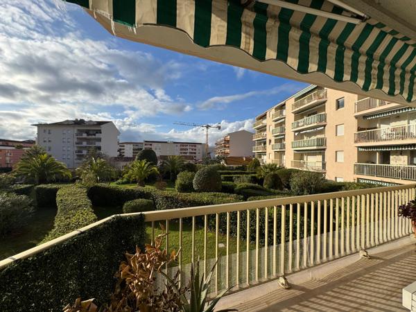 Saint-Raphaël centre- Appartement 2 pièces avec large terrasse sud vue dégagée-cave et garage !