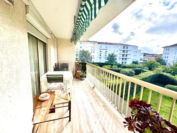 Saint-Raphaël centre- Appartement 2 pièces avec large terrasse sud vue dégagée-cave et garage !