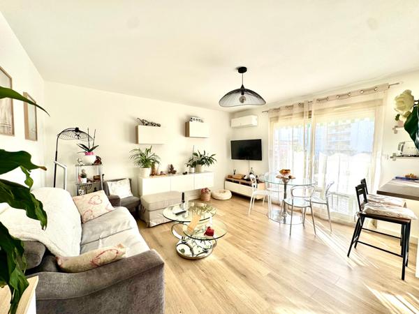 Saint-Raphaël centre- Appartement 2 pièces avec large terrasse sud vue dégagée-cave et garage !