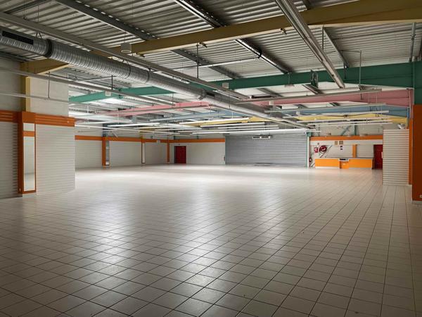 Le Mans (72100) SITUE SUR UN AXE TRES PASSAGER A ALLONNES LOCAL COMMERCIAL