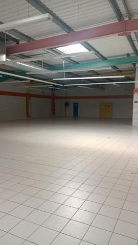 Le Mans (72100) SITUE SUR UN AXE TRES PASSAGER A ALLONNES LOCAL COMMERCIAL