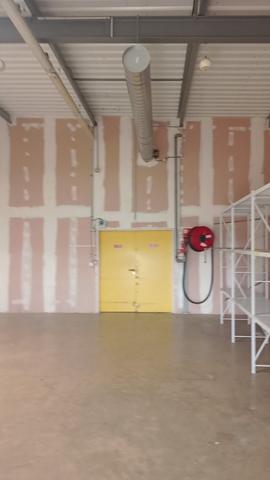 Le Mans (72100) SITUE SUR UN AXE TRES PASSAGER A ALLONNES LOCAL COMMERCIAL