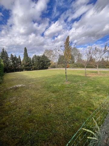 Terrain entièrement clôturé et viabilisé