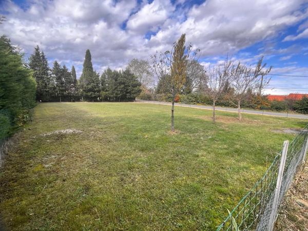 Terrain entièrement clôturé et viabilisé