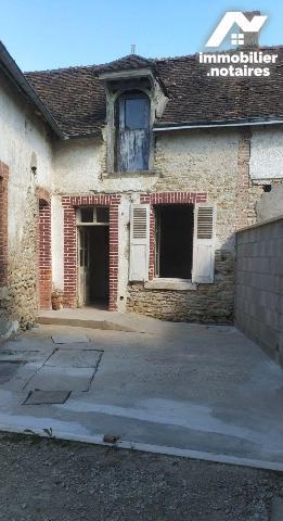 A CHATRES SUR CHER (41) - Au c?ur du bourg : un immeuble de 120m² environ à rénover complètemen...