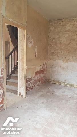 A CHATRES SUR CHER (41) - Au c?ur du bourg : un immeuble de 120m² environ à rénover complètemen...