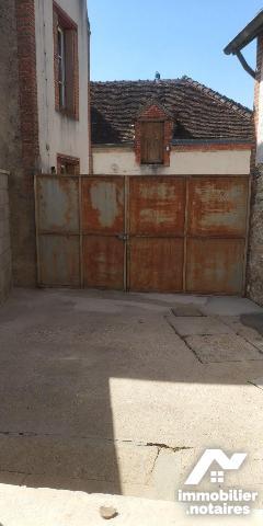 A CHATRES SUR CHER (41) - Au c?ur du bourg : un immeuble de 120m² environ à rénover complètemen...