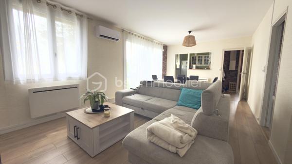Saint-Quentin, Quartier Europe-Rémicourt : Plain-pied clé en main, idéal premier achat, tout confort moderne.
67 m² habitables, 81 m² de sous-sol, terrain de 278 m² : maison plain-pied climatisée ,dans le quartier Europe-Rémicourt, Saint-Quentin, idéale jeune couple ou premier achat. 2 chambres, salon-salle à manger, cuisine équipée (four, hotte, lave-vaisselle, plaques vitrocéramiques). Double vitrage, volets électriques, climatisation réversible. Chauffage à inertie et ballon thermodynamique de moins d’un an. Aucun travaux à prévoir. Prix : 124 900 €. Exclusivité BSK Immobilier – Damien Lethellier. Contactez-nous pour visiter sans tarder.