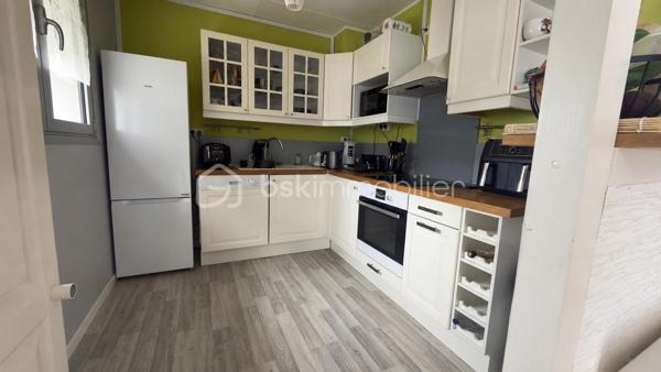 Saint-Quentin, Quartier Europe-Rémicourt : Plain-pied clé en main, idéal premier achat, tout confort moderne.
67 m² habitables, 81 m² de sous-sol, terrain de 278 m² : maison plain-pied climatisée ,dans le quartier Europe-Rémicourt, Saint-Quentin, idéale jeune couple ou premier achat. 2 chambres, salon-salle à manger, cuisine équipée (four, hotte, lave-vaisselle, plaques vitrocéramiques). Double vitrage, volets électriques, climatisation réversible. Chauffage à inertie et ballon thermodynamique de moins d’un an. Aucun travaux à prévoir. Prix : 124 900 €. Exclusivité BSK Immobilier – Damien Lethellier. Contactez-nous pour visiter sans tarder.
