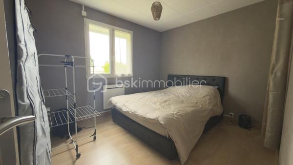 Saint-Quentin, Quartier Europe-Rémicourt : Plain-pied clé en main, idéal premier achat, tout confort moderne.
67 m² habitables, 81 m² de sous-sol, terrain de 278 m² : maison plain-pied climatisée ,dans le quartier Europe-Rémicourt, Saint-Quentin, idéale jeune couple ou premier achat. 2 chambres, salon-salle à manger, cuisine équipée (four, hotte, lave-vaisselle, plaques vitrocéramiques). Double vitrage, volets électriques, climatisation réversible. Chauffage à inertie et ballon thermodynamique de moins d’un an. Aucun travaux à prévoir. Prix : 124 900 €. Exclusivité BSK Immobilier – Damien Lethellier. Contactez-nous pour visiter sans tarder.