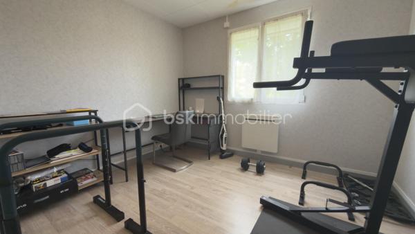 Saint-Quentin, Quartier Europe-Rémicourt : Plain-pied clé en main, idéal premier achat, tout confort moderne.
67 m² habitables, 81 m² de sous-sol, terrain de 278 m² : maison plain-pied climatisée ,dans le quartier Europe-Rémicourt, Saint-Quentin, idéale jeune couple ou premier achat. 2 chambres, salon-salle à manger, cuisine équipée (four, hotte, lave-vaisselle, plaques vitrocéramiques). Double vitrage, volets électriques, climatisation réversible. Chauffage à inertie et ballon thermodynamique de moins d’un an. Aucun travaux à prévoir. Prix : 124 900 €. Exclusivité BSK Immobilier – Damien Lethellier. Contactez-nous pour visiter sans tarder.