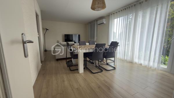 Saint-Quentin, Quartier Europe-Rémicourt : Plain-pied clé en main, idéal premier achat, tout confort moderne.
67 m² habitables, 81 m² de sous-sol, terrain de 278 m² : maison plain-pied climatisée ,dans le quartier Europe-Rémicourt, Saint-Quentin, idéale jeune couple ou premier achat. 2 chambres, salon-salle à manger, cuisine équipée (four, hotte, lave-vaisselle, plaques vitrocéramiques). Double vitrage, volets électriques, climatisation réversible. Chauffage à inertie et ballon thermodynamique de moins d’un an. Aucun travaux à prévoir. Prix : 124 900 €. Exclusivité BSK Immobilier – Damien Lethellier. Contactez-nous pour visiter sans tarder.