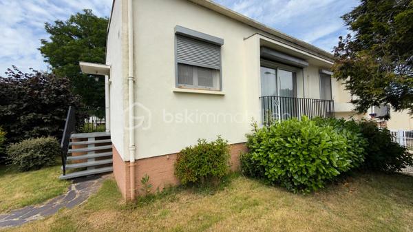 Saint-Quentin, Quartier Europe-Rémicourt : Plain-pied clé en main, idéal premier achat, tout confort moderne.
67 m² habitables, 81 m² de sous-sol, terrain de 278 m² : maison plain-pied climatisée ,dans le quartier Europe-Rémicourt, Saint-Quentin, idéale jeune couple ou premier achat. 2 chambres, salon-salle à manger, cuisine équipée (four, hotte, lave-vaisselle, plaques vitrocéramiques). Double vitrage, volets électriques, climatisation réversible. Chauffage à inertie et ballon thermodynamique de moins d’un an. Aucun travaux à prévoir. Prix : 124 900 €. Exclusivité BSK Immobilier – Damien Lethellier. Contactez-nous pour visiter sans tarder.