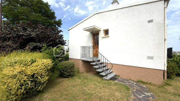 Saint-Quentin, Quartier Europe-Rémicourt : Plain-pied clé en main, idéal premier achat, tout confort moderne.
67 m² habitables, 81 m² de sous-sol, terrain de 278 m² : maison plain-pied climatisée ,dans le quartier Europe-Rémicourt, Saint-Quentin, idéale jeune couple ou premier achat. 2 chambres, salon-salle à manger, cuisine équipée (four, hotte, lave-vaisselle, plaques vitrocéramiques). Double vitrage, volets électriques, climatisation réversible. Chauffage à inertie et ballon thermodynamique de moins d’un an. Aucun travaux à prévoir. Prix : 124 900 €. Exclusivité BSK Immobilier – Damien Lethellier. Contactez-nous pour visiter sans tarder.