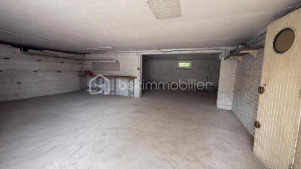 Saint-Quentin, Quartier Europe-Rémicourt : Plain-pied clé en main, idéal premier achat, tout confort moderne.
67 m² habitables, 81 m² de sous-sol, terrain de 278 m² : maison plain-pied climatisée ,dans le quartier Europe-Rémicourt, Saint-Quentin, idéale jeune couple ou premier achat. 2 chambres, salon-salle à manger, cuisine équipée (four, hotte, lave-vaisselle, plaques vitrocéramiques). Double vitrage, volets électriques, climatisation réversible. Chauffage à inertie et ballon thermodynamique de moins d’un an. Aucun travaux à prévoir. Prix : 124 900 €. Exclusivité BSK Immobilier – Damien Lethellier. Contactez-nous pour visiter sans tarder.