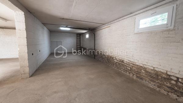 Saint-Quentin, Quartier Europe-Rémicourt : Plain-pied clé en main, idéal premier achat, tout confort moderne.
67 m² habitables, 81 m² de sous-sol, terrain de 278 m² : maison plain-pied climatisée ,dans le quartier Europe-Rémicourt, Saint-Quentin, idéale jeune couple ou premier achat. 2 chambres, salon-salle à manger, cuisine équipée (four, hotte, lave-vaisselle, plaques vitrocéramiques). Double vitrage, volets électriques, climatisation réversible. Chauffage à inertie et ballon thermodynamique de moins d’un an. Aucun travaux à prévoir. Prix : 124 900 €. Exclusivité BSK Immobilier – Damien Lethellier. Contactez-nous pour visiter sans tarder.