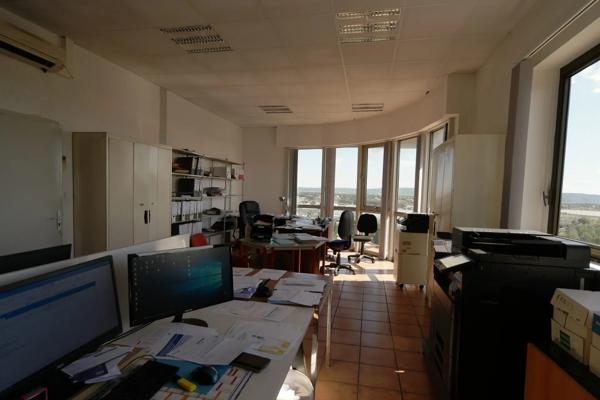 Bureaux et entrepôt emblématiques