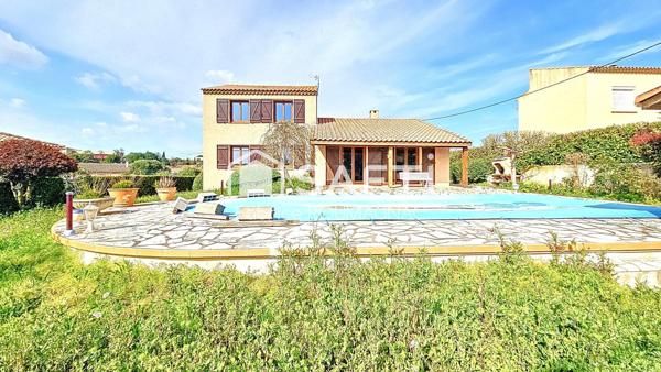 Villa quatre faces de 135 m² avec quatre chambres et garage sur une parcelle de 846 m²