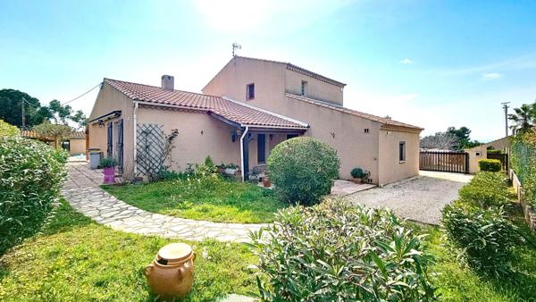 Villa quatre faces de 135 m² avec quatre chambres et garage sur une parcelle de 846 m²