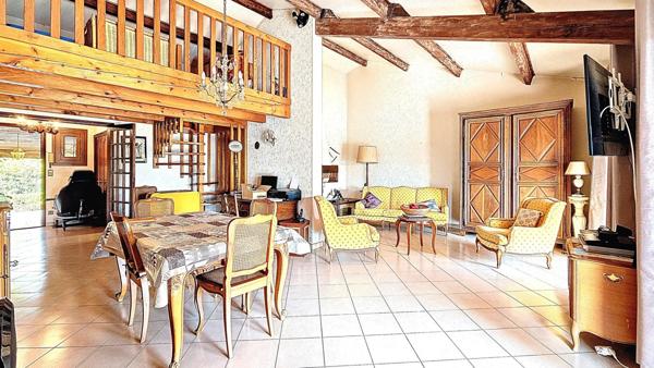 Villa quatre faces de 135 m² avec quatre chambres et garage sur une parcelle de 846 m²