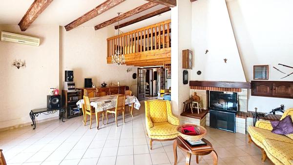 Villa quatre faces de 135 m² avec quatre chambres et garage sur une parcelle de 846 m²