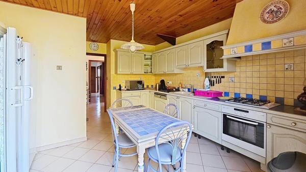 Villa quatre faces de 135 m² avec quatre chambres et garage sur une parcelle de 846 m²