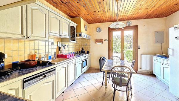 Villa quatre faces de 135 m² avec quatre chambres et garage sur une parcelle de 846 m²